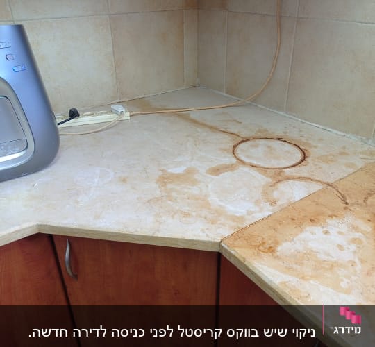 כתמי נוזלים על משטח שיש במטבח